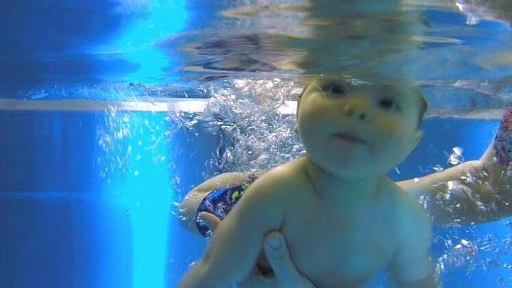 Der kleine Arne beim Babyschwimmen im Therapiebecken im Klinikum Coburg.Janine Meissner