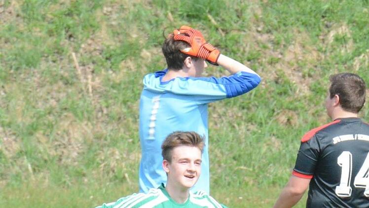 Torjubel und Torfrust in einem Bild beim Spiel der U17 zwischen der JFG Sinntal/Schondratal und der SG Steinach.ssp