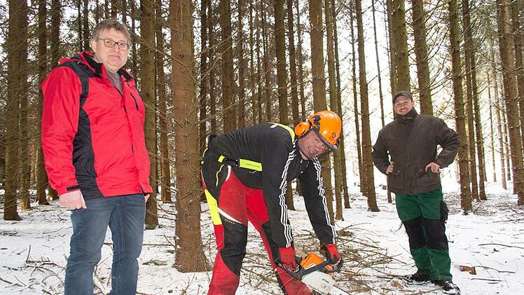 Es gibt viel zu tun: Die WBV-Experten Theo Kaiser (links) und Jerriet Biewald (rechts) weisen Selbstwerber Marco Wolf in das zugeteilte Waldstück ein.  Foto:  Jürgen Valentin