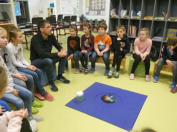 Hier  werden den Kindern die Auswirkungen des Klimawandels erkl&auml;rt. Foto: Renate Kippes