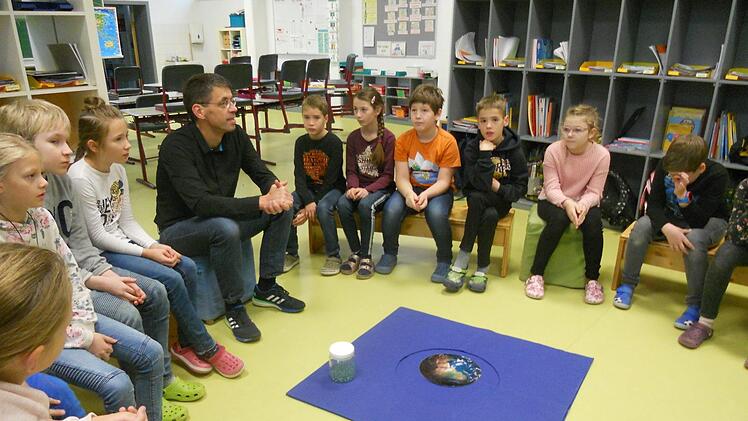 Hier  werden den Kindern die Auswirkungen des Klimawandels erklärt. Foto: Renate Kippes