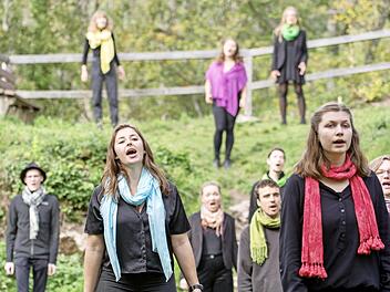 Mit Jugendlichen aus einem vereinten Deutschland hat der Verein "Musik verbindet! Das Benefizprojekt Kulmbach e. V." ein Videoprojekt an der Burgruine Nordeck realisiert.