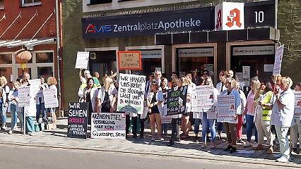 Rund 100 Apotheker und Apothekenangestellte demonstrierten vor der Zentralparkplatzapotheke in Kulmbach.
