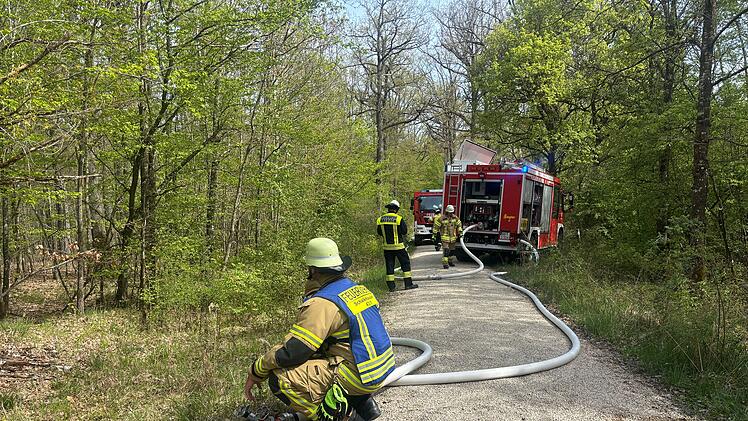 Waldbrand auf dem Bocksberg: Unzug&auml;ngliches Gel&auml;nde erschwert L&ouml;scharbeiten