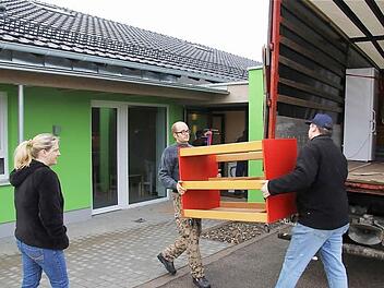 Die schweren Teile kamen mit dem Lkw zum neuen Kindergarten, wo starke Männer sie ins frisch sanierte Gebäude brachten. Foto: Gerd Schaar