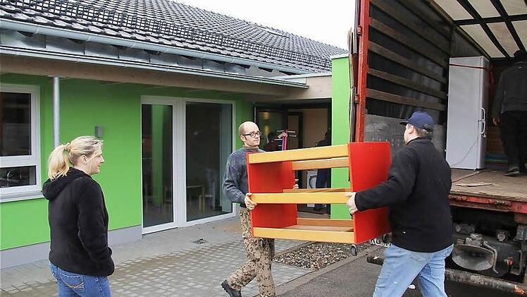 Die schweren Teile kamen mit dem Lkw zum neuen Kindergarten, wo starke Männer sie ins frisch sanierte Gebäude brachten. Foto: Gerd Schaar