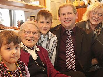Die Freude ist Maria Kaiser ins Gesicht geschrieben: Gestern feierte die rüstige Seniorin ihren 102. Geburtstag. Es gratulierten auch ihre Urenkel Eva-Maria (3 Jahre) und Simon (6 Jahre) sowie Bürgermeister Klaus Faatz und stellvertretende Landrätin Karin Knorr. Foto: Sebastian Martin
