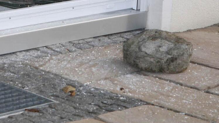Mit diesem Stein wurde das Fenster eingeworfen.