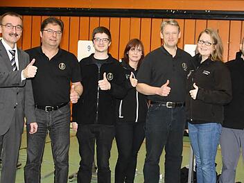 Die SG Coburg kann jubeln. Als Erster der Süd-Gruppe fährt sie nun zur deutschen Endrunde ins hessische Rotenburg (von links): Schützenmeister Hans-Herbert Hartan, technischer Leiter Dieter Bassing, Lorenz Gluth, Katharina Stang, Jürgen Wallowsky, Nina-Laura Kreutzer, Niccolo Campriani und Trainer Wolfgang Nickl. Fotos: Hans Haberzettl