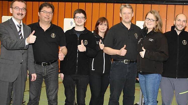Die SG Coburg kann jubeln. Als Erster der Süd-Gruppe fährt sie nun zur deutschen Endrunde ins hessische Rotenburg (von links): Schützenmeister Hans-Herbert Hartan, technischer Leiter Dieter Bassing, Lorenz Gluth, Katharina Stang, Jürgen Wallowsky, Nina-Laura Kreutzer, Niccolo Campriani und Trainer Wolfgang Nickl. Fotos: Hans Haberzettl