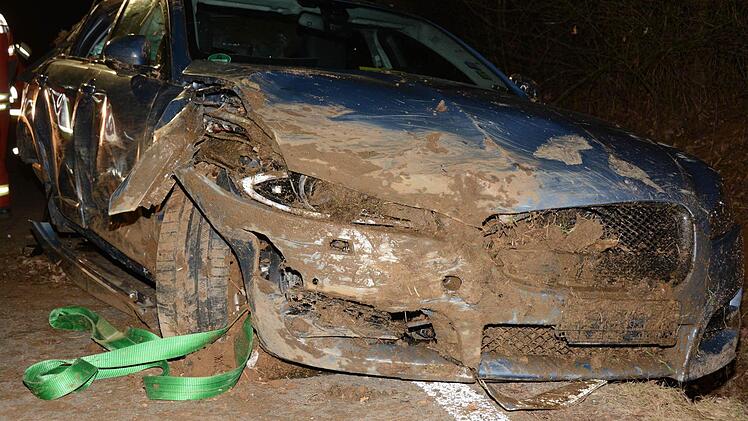 Drei Menschen verunglückten Samstagnacht in diesem Wagen. Sie wurden schwerverletzt ins Krankenhaus gebracht. Foto: Dagmar Besand