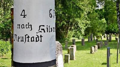 Ein Grenzsteingarten mit mehr als 60 verschiedenen Grenzsteinen wird am Montag, 1. Juni, um 18.30 Uhr mit einem Volksliedersingen und der Vorstellung des Informationsheftes eröffnet.  Fotos: Hanns Friedrich
