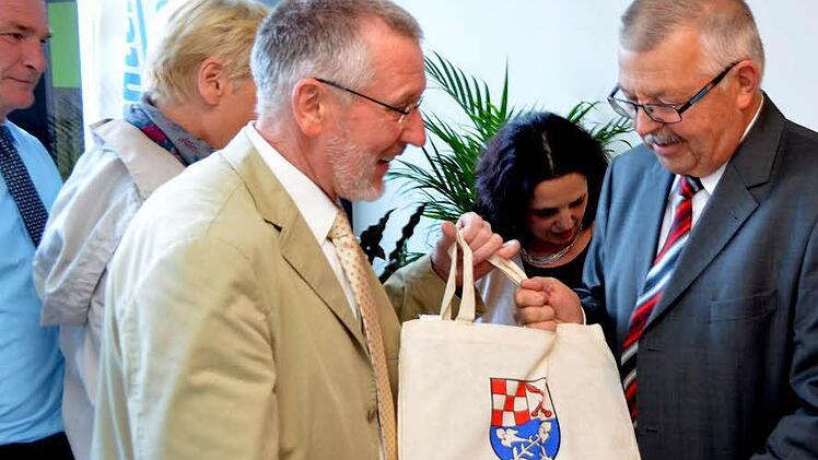 Gratulierte im Namen der Marktgemeinde Burkardroth: Bürgermeister Waldemar Bug (links) im Gespräch mit Seniorchef Wolfgang Mahlmeister (rechts). Foto: Peter Rauch