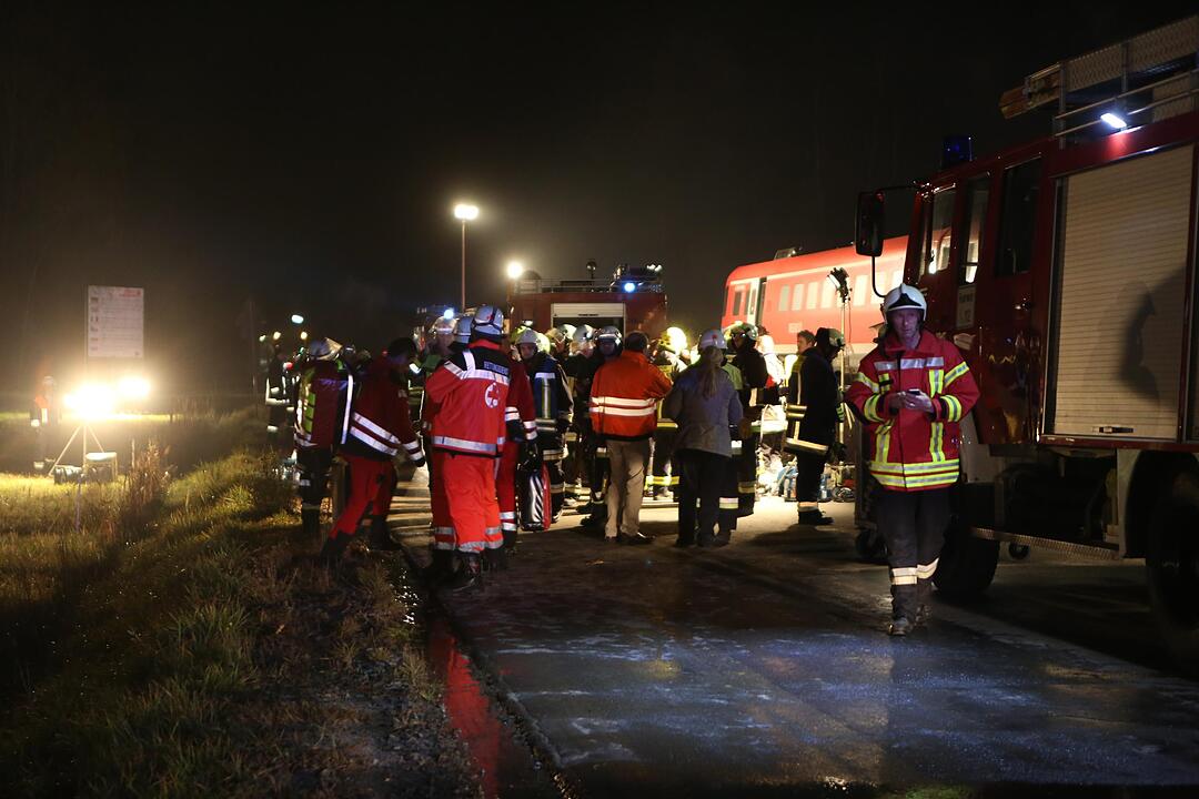 Personenzug rast in US-Militär-Schwertransporter