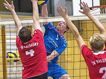 Christoph Bosch (in blau) und die Landesliga-Volleyballer des TSV Neunkirchen triumphierten mit 3:1 beim TV Ha&szlig;furt.  Foto: Rene Ruprecht