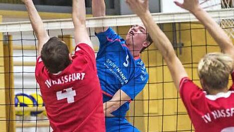 Christoph Bosch (in blau) und die Landesliga-Volleyballer des TSV Neunkirchen triumphierten mit 3:1 beim TV Ha&szlig;furt.  Foto: Rene Ruprecht