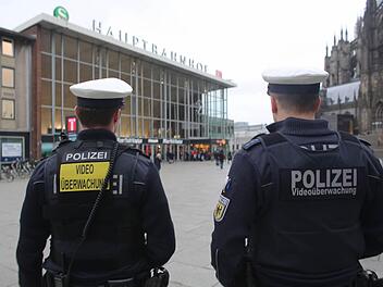 Bundespolizisten gehen am 01.02.2016 in Köln am Hauptbahnhof mit einer Body-Cam Streife. Dabei tragen die Polizisten mobile Video-Kameras am Körper. Polizei, Feuerwehr und Karnevalisten stellen an diesem Tag das Sicherheitskonzept für die Karnevalstage in Köln vor. Foto: Oliver Berg/dpa