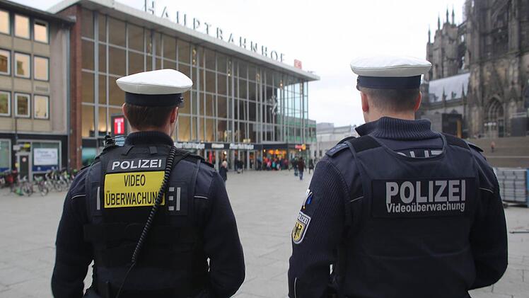 Bundespolizisten gehen am 01.02.2016 in Köln am Hauptbahnhof mit einer Body-Cam Streife. Dabei tragen die Polizisten mobile Video-Kameras am Körper. Polizei, Feuerwehr und Karnevalisten stellen an diesem Tag das Sicherheitskonzept für die Karnevalstage in Köln vor. Foto: Oliver Berg/dpa
