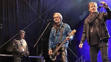Professionell: Punk und Rock präsentierten "Die Toten Ärzte" zur Sternfahrt am Samstagabend auf dem Brauerei-Gelände. Foto: Sonja Adam