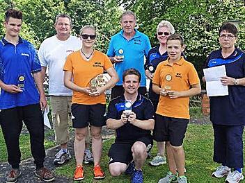 Die Sieger des Maintal-Pokalturniers in Lichtenfels (von links): Moritz Sesselmann, Anton Grabrucker, Marina Heinel, Frank Andreas, Bernd Heublein (kniend), Andrea Heublein, Tobias Schwarz und Hannelore Endres.  Foto: pr