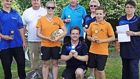 Die Sieger des Maintal-Pokalturniers in Lichtenfels (von links): Moritz Sesselmann, Anton Grabrucker, Marina Heinel, Frank Andreas, Bernd Heublein (kniend), Andrea Heublein, Tobias Schwarz und Hannelore Endres.  Foto: pr