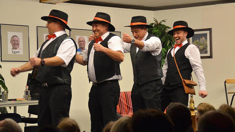 Gerhard Schlereth (von links), Frank Heckelmann, Harald Wehner und Thomas Kropp haben für ihr Schauspiel sogar eine Tanzeinlage einstudiert. Foto: Kathrin Kupka-Hahn