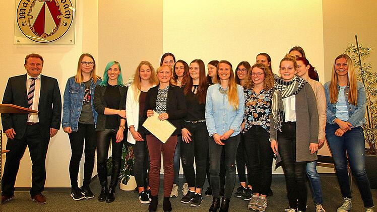 Auch die Schautanzgruppe des TV Poppenlauer wurde bei der Sportlerehrung der Gemeinde Maßbach ausgezeichnet. Für ihre ersten Plätze bei zwei Turnieren bekamen die jungen Damen Ehrenurkunden von Bürgermeister Matthias Klement überreicht. Foto: Dieter Britz