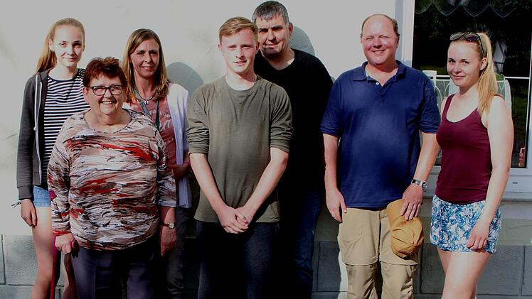 Die Überraschung bei "Hümmer" in Lußberg war groß, als plötzlich zwei "Himmer" vor der Tür standen und das Haus ihres Urgroßvaters entdeckt hatten; von links Hannah, Oma Rosemarie, Tochter Karina Fella, Wyatt Himmer, Sohn Helmut Hümmer, Alan Himmer und Nina.