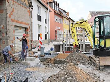 In der Poppenlaurer Ludwigstraße wird mit Hochdruck gearbeitet, damit die Straße und Dorfplatz Ende September fertig gebaut sind.  Foto: H. Beudert