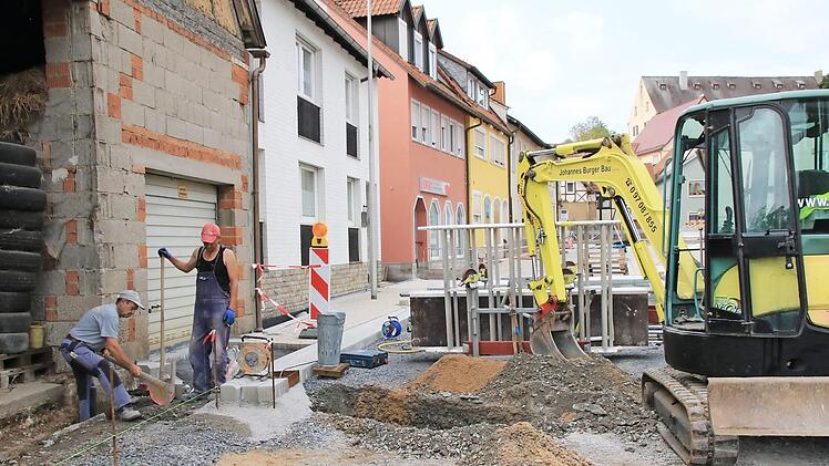 In der Poppenlaurer Ludwigstraße wird mit Hochdruck gearbeitet, damit die Straße und Dorfplatz Ende September fertig gebaut sind.  Foto: H. Beudert