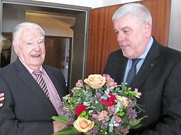 Oberbürgermeister Norbert Tessmer gratuliert Rolf Steinert zum 90. Geburtstag.  Foto: Martin Koch