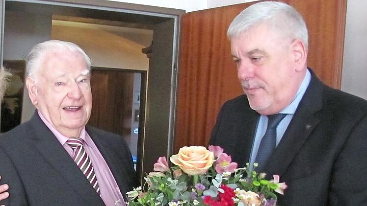Oberbürgermeister Norbert Tessmer gratuliert Rolf Steinert zum 90. Geburtstag.  Foto: Martin Koch