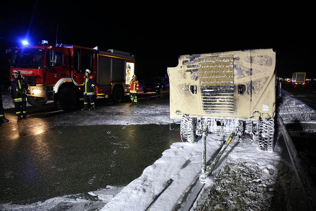 Oberfranken: Militärfahrzeug bleibt auf Autobahn liegen und fängt beim Abschleppen Feuer