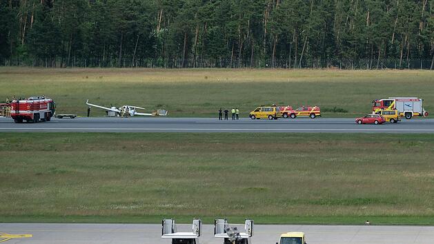 Eine zweimotorige Maschine ist am Samstag am Flughafen Nürnberg von der Landebahn abgekommen. Über eineinhalb Stunden konnte kein Flugverkehr stattfinden.  Foto: NEWS5 / Grundmann
