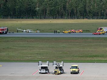 Eine zweimotorige Maschine ist am Samstag am Flughafen Nürnberg von der Landebahn abgekommen. Über eineinhalb Stunden konnte kein Flugverkehr stattfinden.  Foto: NEWS5 / Grundmann