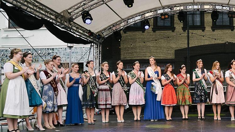 Maria I. hatte einen großen Hoftstaat zum Ende ihrer Amtszeit auf der Hauptbühne beim Korbmarkt: 19 Königinnen und ein Prinz folgten ihrer Einladung.Ronald Rinklef und Tobias Kindermann