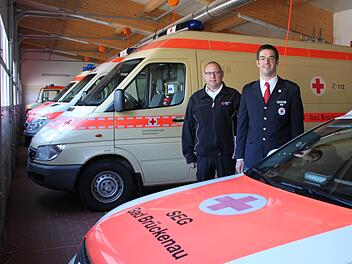 Thomas Weber und Alexander Kretz in der neuen Halle für die Fahrzeuge der Schnelleinsatzgruppe, des Katastrophenschutzes, der Hundestaffel und der Motorradstreife. Foto: Ulrike Müller