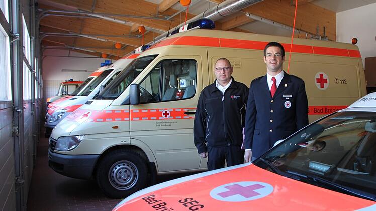 Thomas Weber und Alexander Kretz in der neuen Halle für die Fahrzeuge der Schnelleinsatzgruppe, des Katastrophenschutzes, der Hundestaffel und der Motorradstreife. Foto: Ulrike Müller