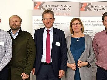 Das Innovationszentrum Region Kronach wählte einen neuen Vorstand. Das Bild zeigt (von links) Harry Weiß, Vorsitzender des Beirats, Harald Schubert (Vorstand), Jörg Schrepfer (Vorstand), Hans Rebhan (Vorstandsvorsitzender), Kristina Hofmann (Vorstand), Gunther Herr (stellvertretender Vorsitzender des Beirats) und Geschäftsführer Hendrik Montag-Schwappacher. Foto: Karl-Heinz Hofmann