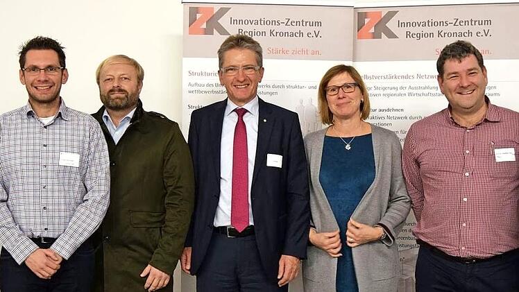 Das Innovationszentrum Region Kronach wählte einen neuen Vorstand. Das Bild zeigt (von links) Harry Weiß, Vorsitzender des Beirats, Harald Schubert (Vorstand), Jörg Schrepfer (Vorstand), Hans Rebhan (Vorstandsvorsitzender), Kristina Hofmann (Vorstand), Gunther Herr (stellvertretender Vorsitzender des Beirats) und Geschäftsführer Hendrik Montag-Schwappacher. Foto: Karl-Heinz Hofmann