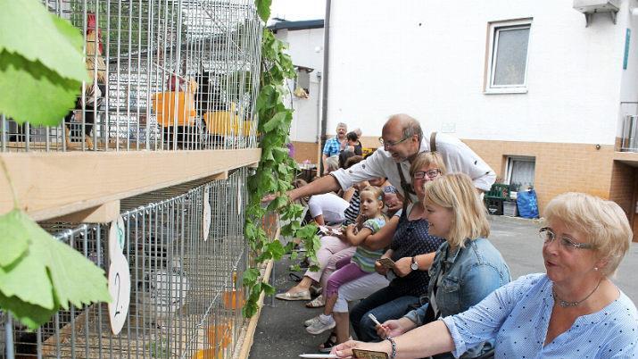 Vorsitzender Norbert Wittmann erläuterte der weiblichen Jury, worauf beim Werten zu achten ist.