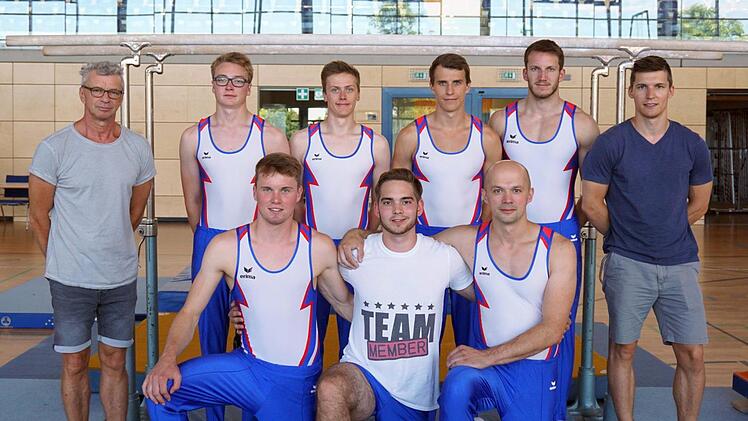 Das erfolgreiche Team der TG Obermain mit Betreuer Clemens Weisser (links) bietet leistungsorientierten Turnern eine Gelegenheit, Wettkampferfahrung zu sammeln.  Foto: Klaus Gagel