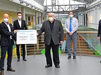 Volksbank-Vorstandsmitglied Alexander Brehm (links) bei der Scheckübergabe an Franz Streit (Mitte) vom Förderverein Klinikum Forchheim; rechts Schatzmeister Sven Oelkers