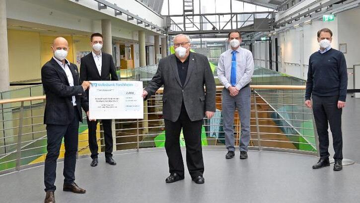 Volksbank-Vorstandsmitglied Alexander Brehm (links) bei der Scheckübergabe an Franz Streit (Mitte) vom Förderverein Klinikum Forchheim; rechts Schatzmeister Sven Oelkers