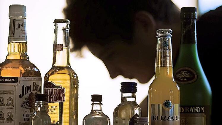 Der Landkreis Bad Kissingen hat jugendliche Testkäuferinnen und Testkäufer in Geschäften und Tankstellen Alkohol und Zigaretten kaufen lassen. In fast der Hälfte der Fälle hatten die Jugendlichen Erfolg.