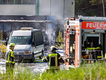 Mehrere Fahrzeuge in Flammen