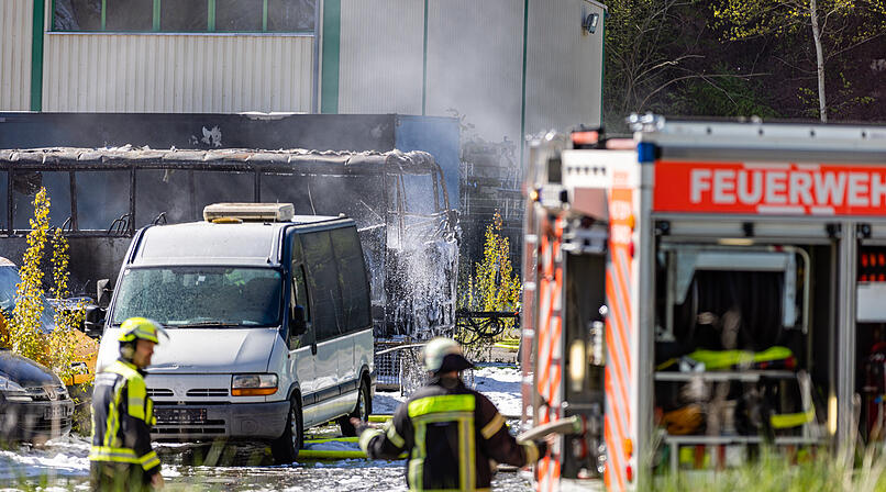 Mehrere Fahrzeuge in Flammen