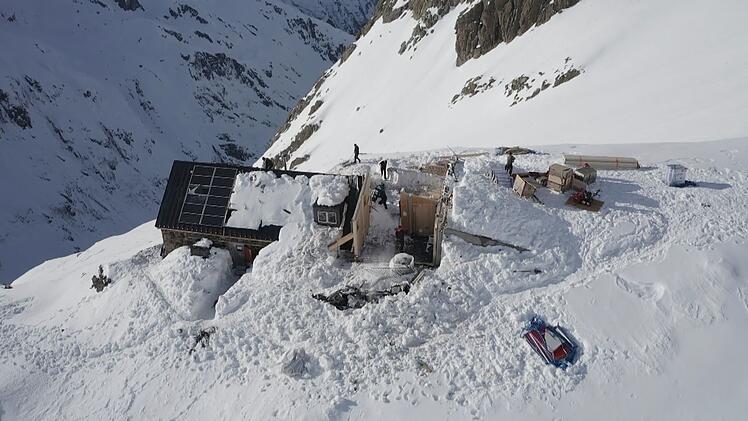 Die Trifth&uuml;tte in den Urner Alpen wurde von einer Lawine zerst&ouml;rt und musste zum Teil abgerissen werden.
