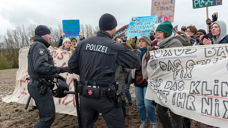 Die Polizei geht gegen junge Klimaaktivisten vor - weshalb Borowski und Sahin nicht gerade gute Karten haben, wenn es darum geht, in der Szene der Umweltsch&uuml;tzer zu ermitteln.