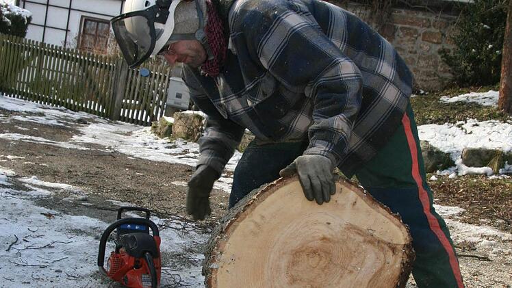 Tim Ackermann war für die Sicherung am Boden zuständig und sägte den mächtigen Stamm klein.